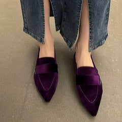 Helena - Schicke spitze Flats aus Samt mit Riemen